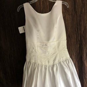 Modern Classic wedding dress Sz 12 with 24”train